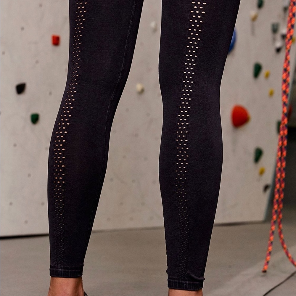 Free People FP Movement Good Karma Leggings High-Rise 7/8 in Washed Black Sz M/L - Picture 6 of 14